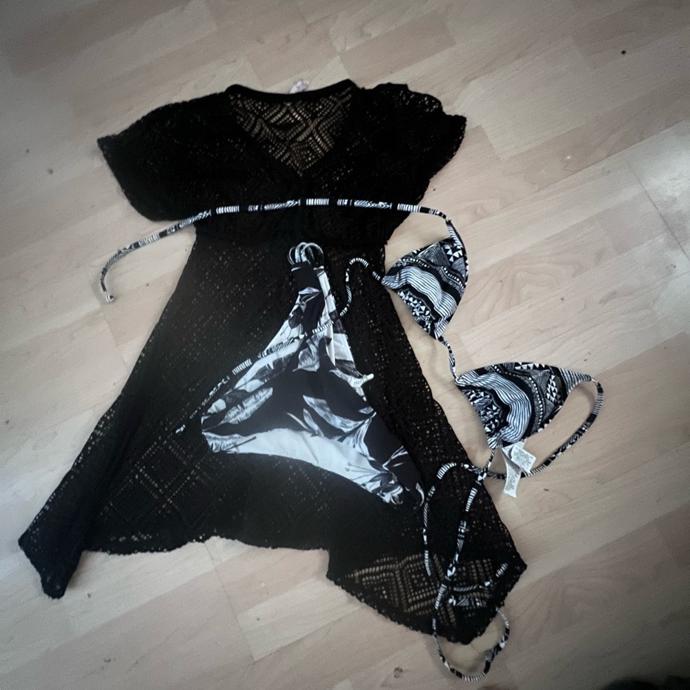 2piece Roxy black and white w cover up